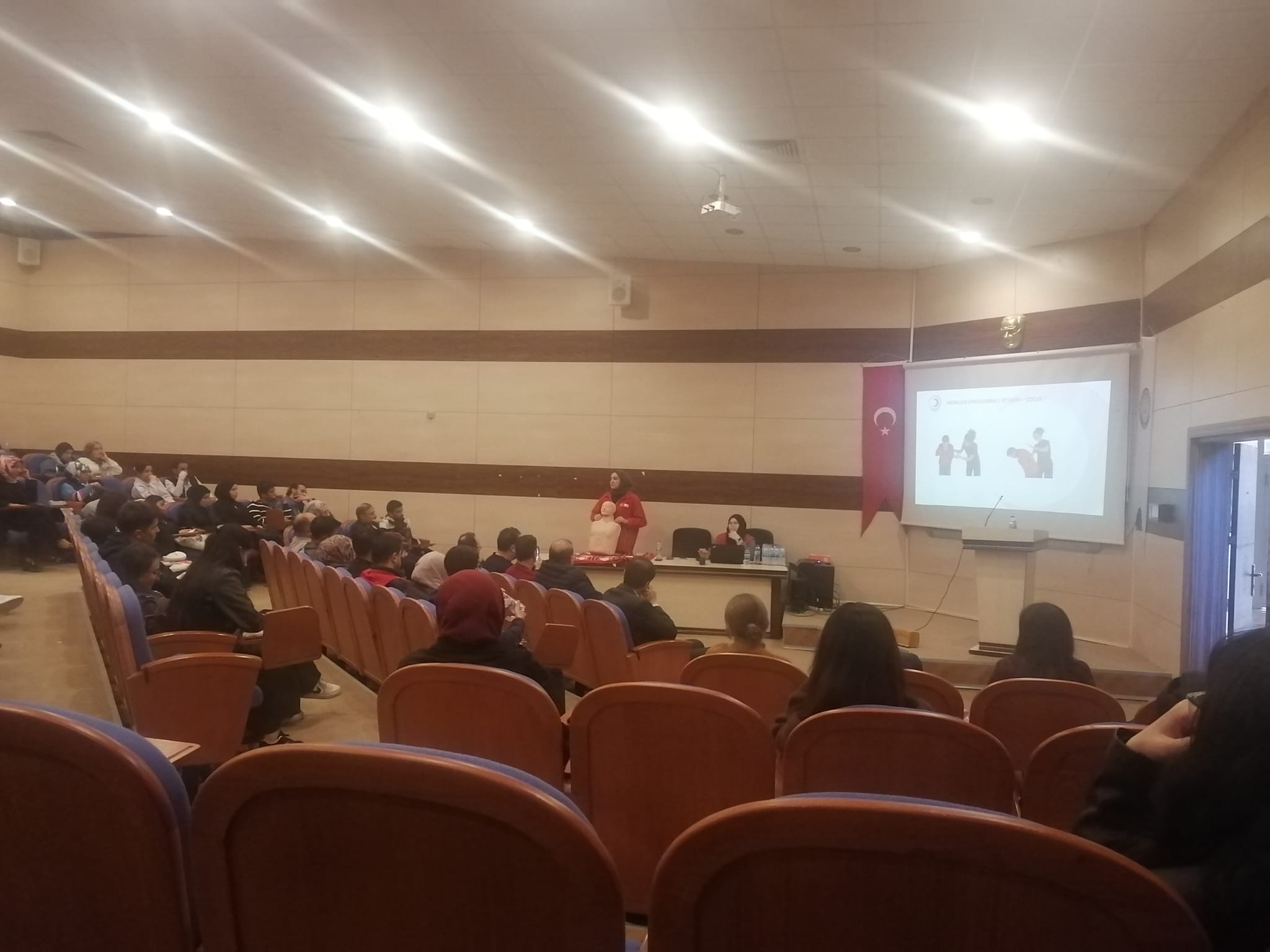Öğrencilerimiz Kızılay İlk Yardım Seminerine Katıldı